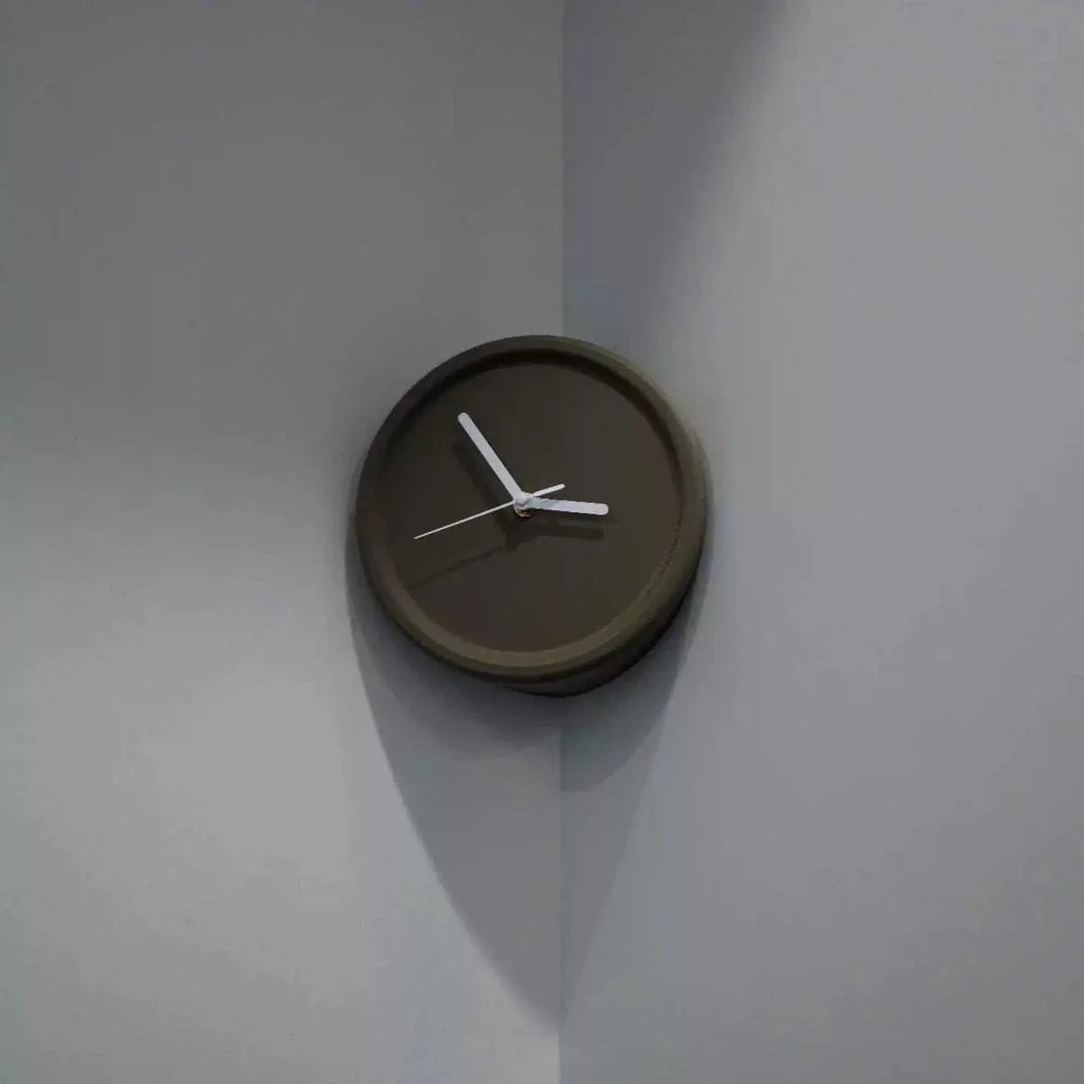 Nordic Resin Corner Wall Clock Round Shape